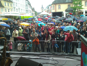 Ausharren unterm Schirm - auch das gehört zum Altstadtfest 2012